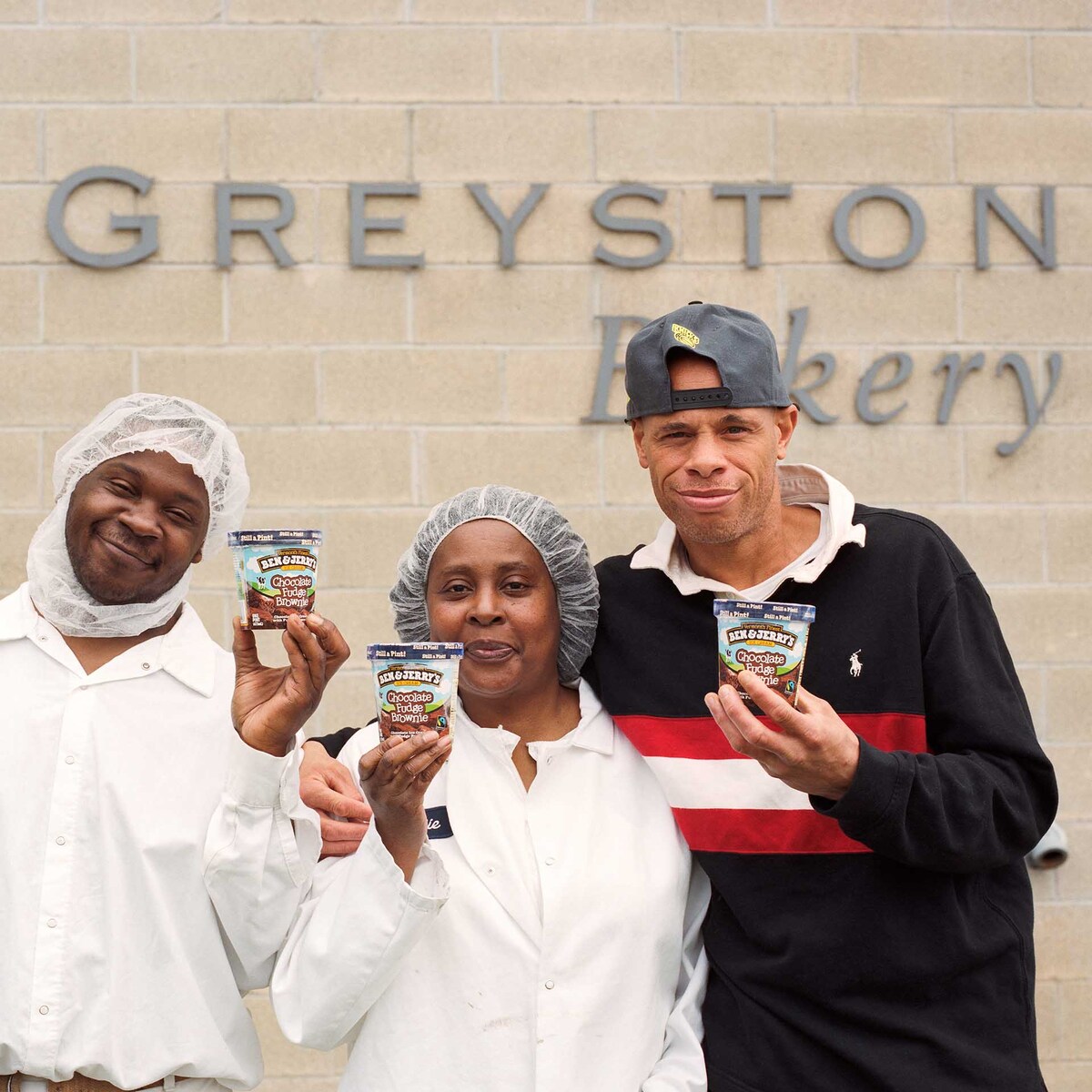 Greyston Bakeryn työntekijät pitelevät Ben & Jerry’sin jäätelöpakkauksia